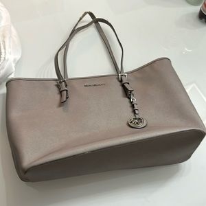 Micheal Kors Large Tote w original dust bag